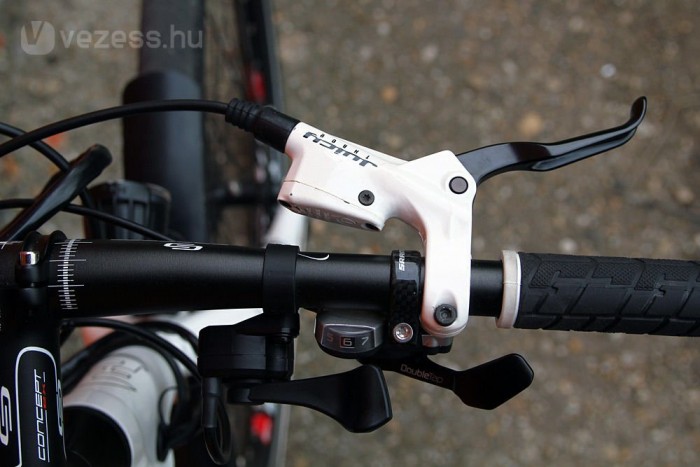 Menő, hidraulikus tárcsafékek lassítják a bringát