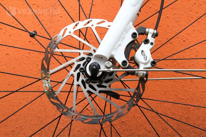 Jó dolog a tárcsafék, ha éppen nem dzsuvás a fékbetét