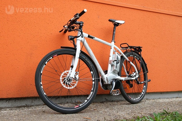 Ránézésre karcsú, szép bicikli, gazdag felszereléssel