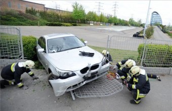 Tanpályán törte össze autóját
