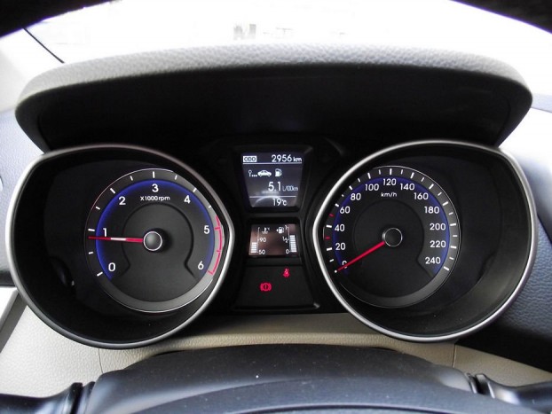 A márkaarculatba katonásan illeszkedő műszereket kapott az i30