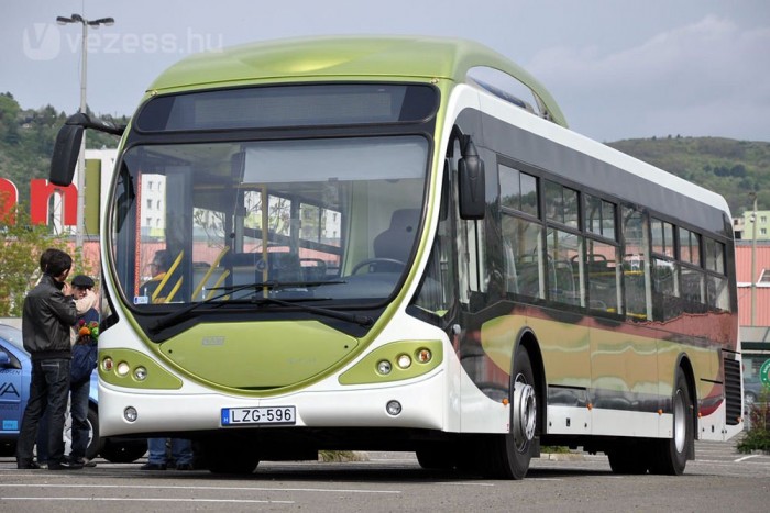 Új hadüzenet a budaörsi vasúti átjárónak 6 Magyar busszal: a NABI mátyásföldi gyárában készült a sajtótájékoztatóhoz kölcsönkért Sirius. Motorja 6,7 literes és 290 lóerős
