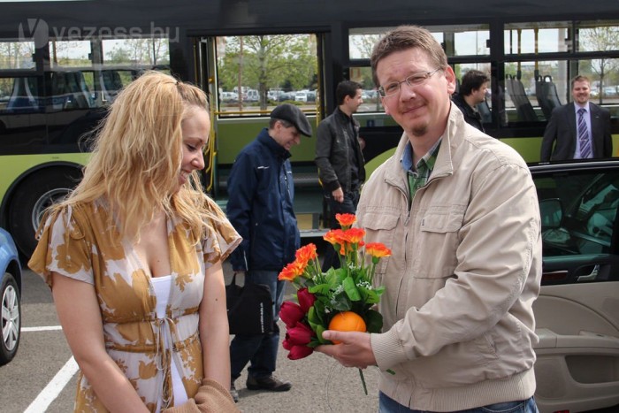 Tulipánból, szegfűből, narancsból és egy kis műanyag madárból kendácsoltuk a csokrot
