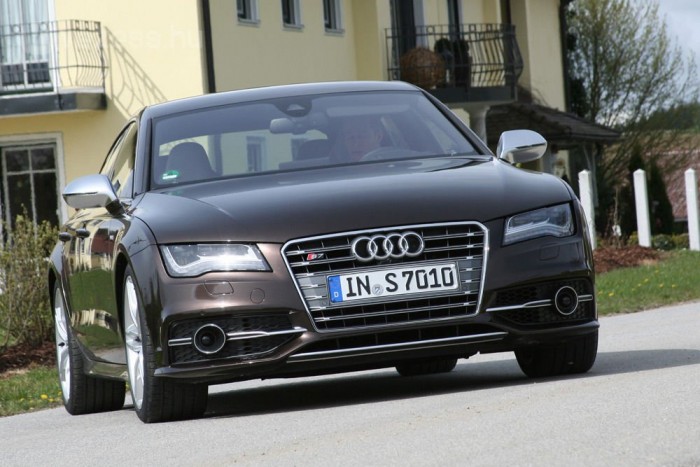 420 lóerős az új fejlesztésű nyolchengeres, amely Győrben készül