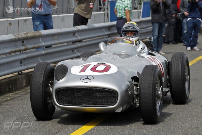 F1: Rosberg bajnoki autóval ünnepel otthon