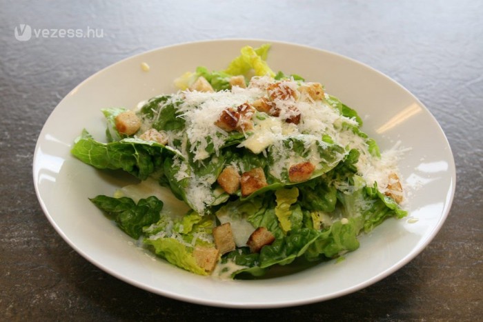 Salátával fizette le a rendőrt