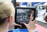 A huncut mercedeses lányok egy okos iPad alkalmazással Actrost fotóztak minden konkurens mellé.