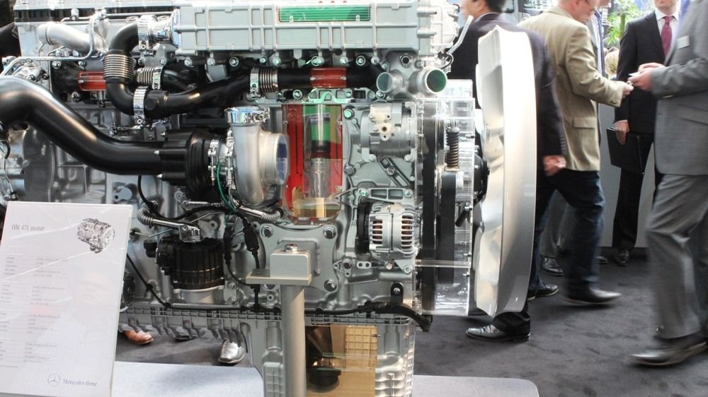 OM 471, az Actros új Euro 6-os motorja. 12,8 literes és 420-tól 510 lóerőig teljesít, 2100-2500 Nm leadása mellett.