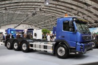 Az Volvo FMX nehéz feladatokra létrehozott teherautó könnyen felismerhető projektoros lámpáiról.