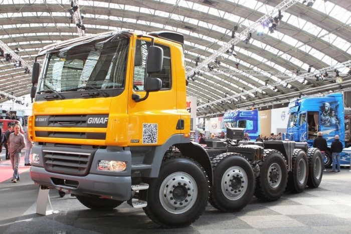 Sokkerekes Ginaf, DAF alapokon. Csak az első három tengely fordul.