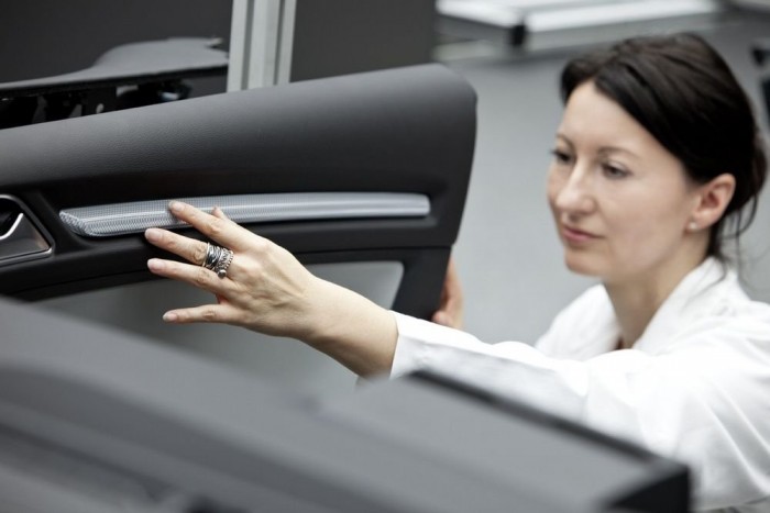 A 3D-üveg-hatásű műanyag dekorbetét illesztésének vizsgálata