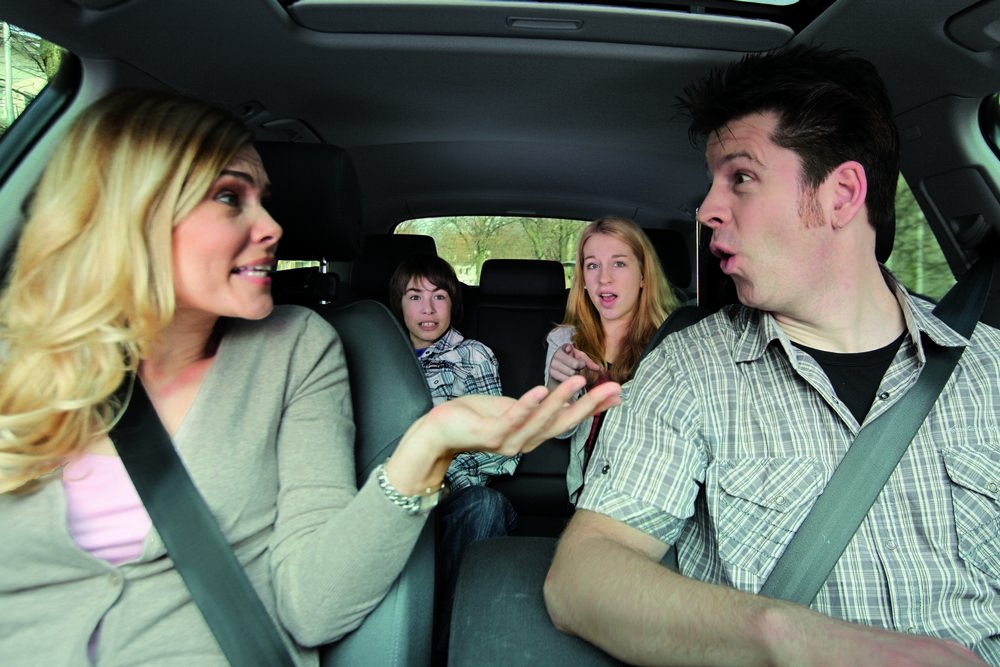 Apa és Anya balhézik elöl, a gyerekek a szülőkön szórakoznak - és ki vezeti az autót?