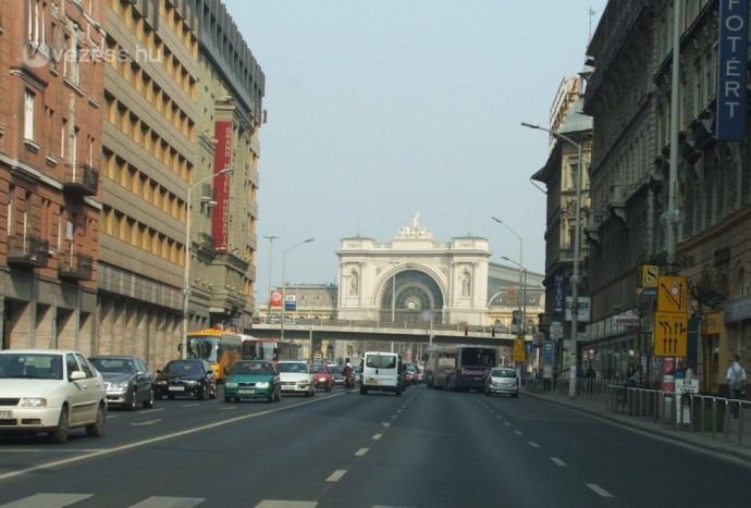 Kerékpársáv lehet az autóutakból