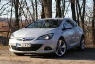 Kivételes megjelenésű kupét faragott az Opel az Astrából. Kisbabát tilos hátra ültetni, de ha már önállóan mozog a gyerek, bejelentkezhetnek a GTC-ért az igényes szülők.