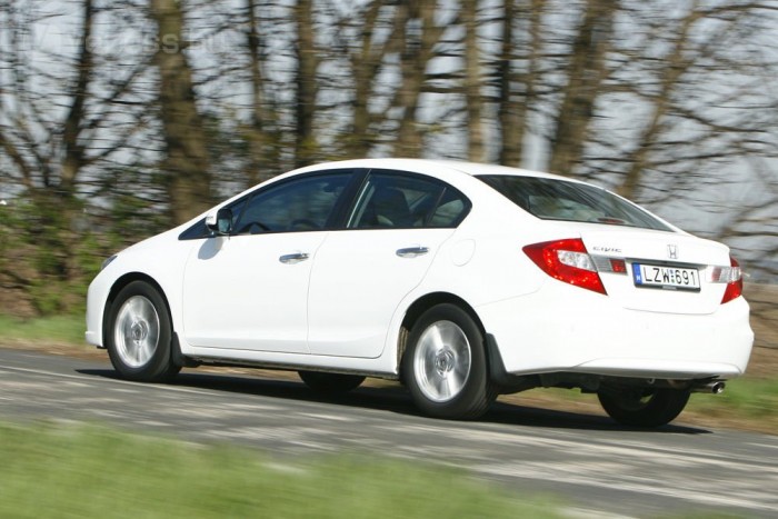 Takarékosan suhan az elődjénél áramvonalasabb Civic, tesztátlagunk 7,1 liter lett