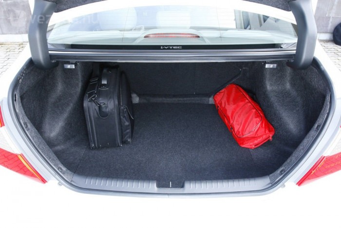 440 literjével nem túl nagy a csomagtér, de nem ez a baj, hanem a lehúzásához hiányzó él vagy fül