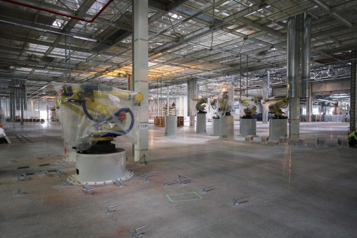 Masszív állványokon pihennek még a robotok