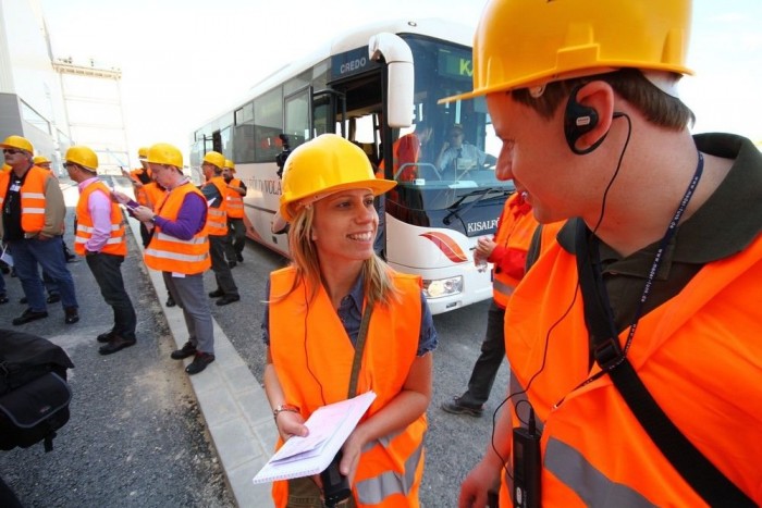 Érdeklődő újságíró zaklatja a hölgyet