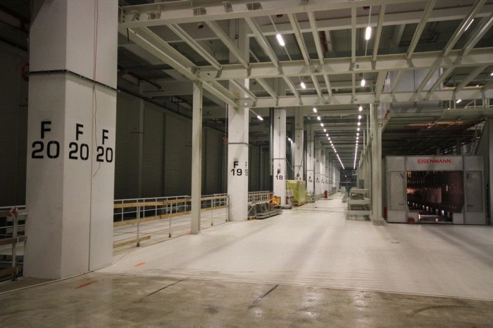 Ez már a fényezőüzem. Illetve csak lesz.