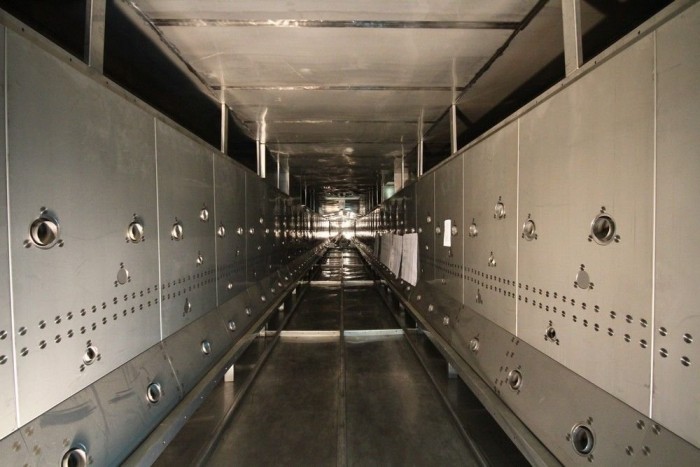 Többszáz méter hosszú fényezőkamra