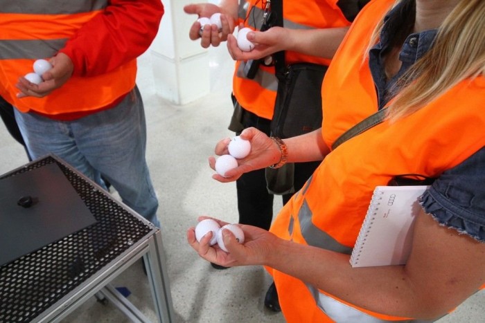 Ki tudja, miért markolássza a hölgy azokat a golyókat?