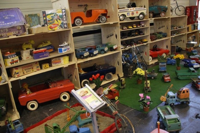 A felnőttek játszótere szovjet csodákkal, pedálos Moszkviccsal