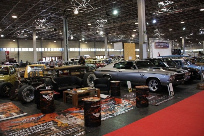 A kanapé mögött, a földön fetreng a Kutters-féle hot rod