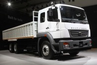 A 25 tonnás BharatBenz 2523-ast 230 lóerős, soros, hathengeres, 6,4 literes motor hajtja. Hatsebességes váltója egy hátrameneti fokozattal és overdrive-val készül.