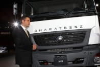 Marc Llistosella, az indiai Daimler gyár vezetője Hyderabadban mutatja be a BharatBenz teherautókat.