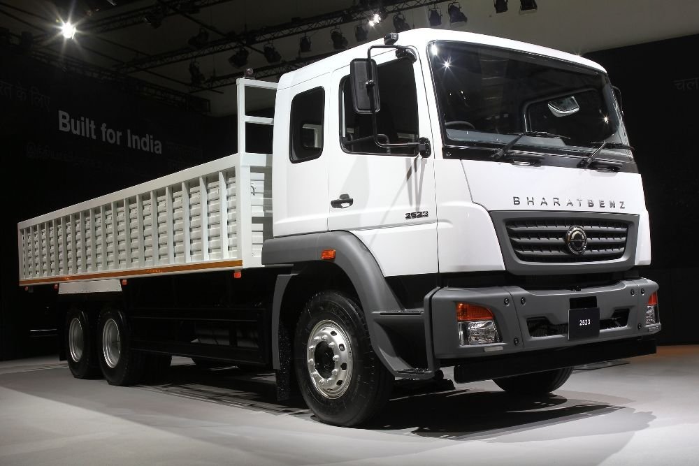 BharatBenz 2523-as.A 25 tonnás BharatBenz 2523-ast 230 lóerős, soros, hathengeres, 6,4 literes motor hajtja. Hatsebességes váltója egy hátrameneti fokozattal és overdrive-val készül.