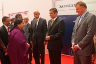 A Daimler és Tamil Nadu tartomány vezetői a gyár megnyitóján.