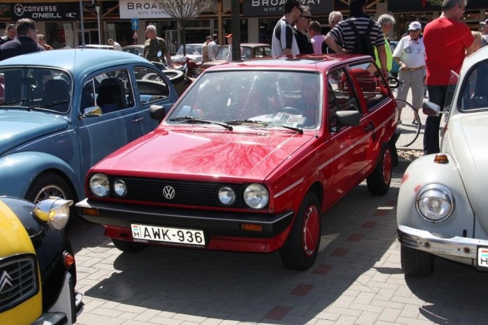 Ezzel a Polóval jöttünk. Orral előre kellett volna beállni a farmotoros VW-k közé?