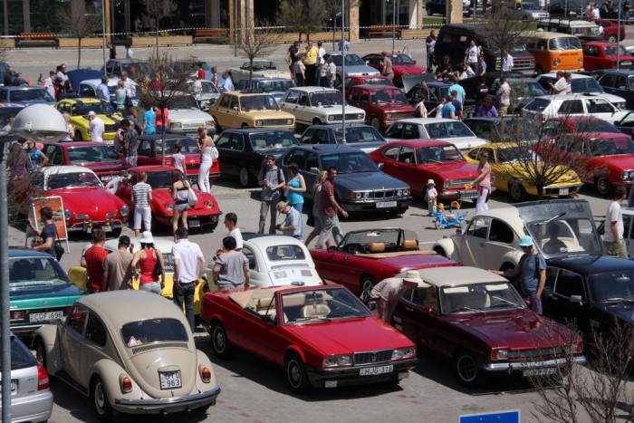 Maserati, Karmann-Ghia, Fiat 500, Derrick-BMW: csak az közös bennük, hogy korosodó hobbiautók 