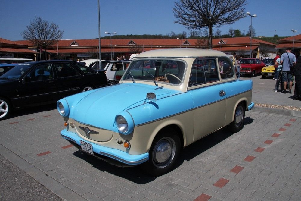 Kicsi és kétszínű, de pont ettől bájos a gömbölyű Trabant