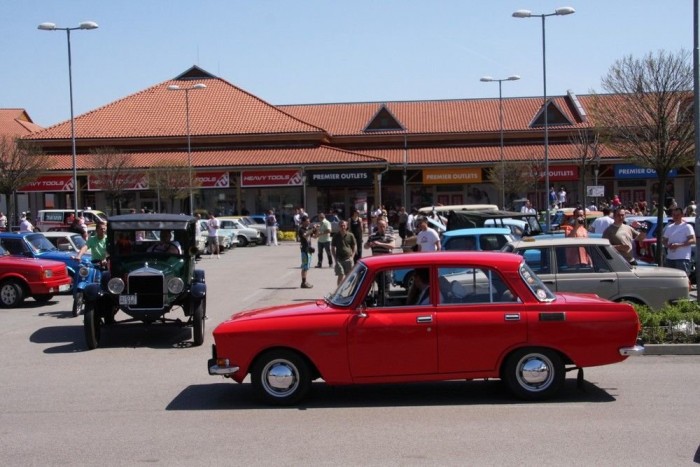 Mint a KRESZ-könyv rajzain: egy Moszkvics 2140 megadja a jobbkezet