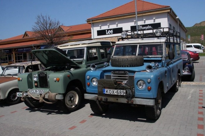 Toronyiránt is érkezhettek volna az ős Land Roverek. Gyalogosbarát orr kannával és csörlővel