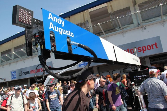 Beindult a német benzinfieszta 6 | Vezess Nagy tömeget vonzott a bokszutca látogatás