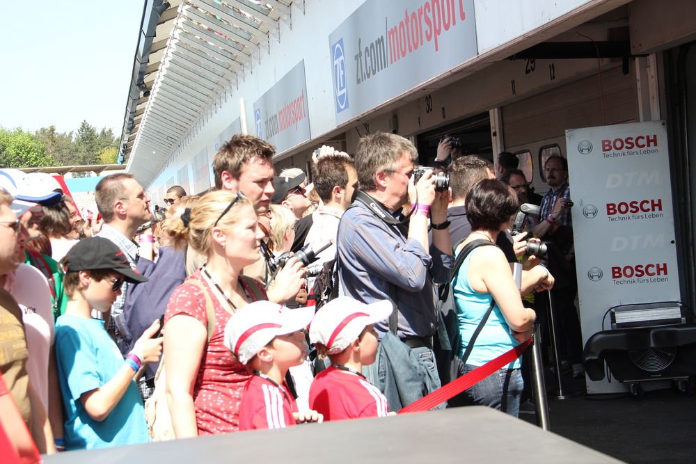 52045_405522_1000x700.jpg | Vezess | Vezess Nagy tömeget vonzott a bokszutca látogatás