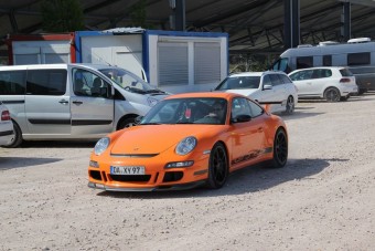 Egy autóverseny parkolója