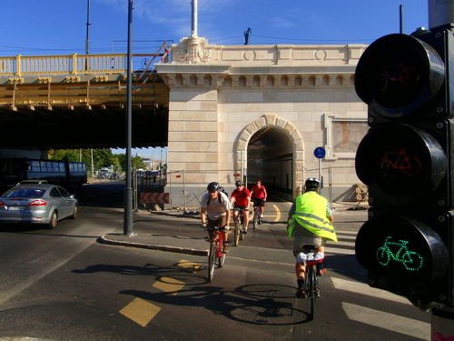 Biciklire is kell a bukósisak