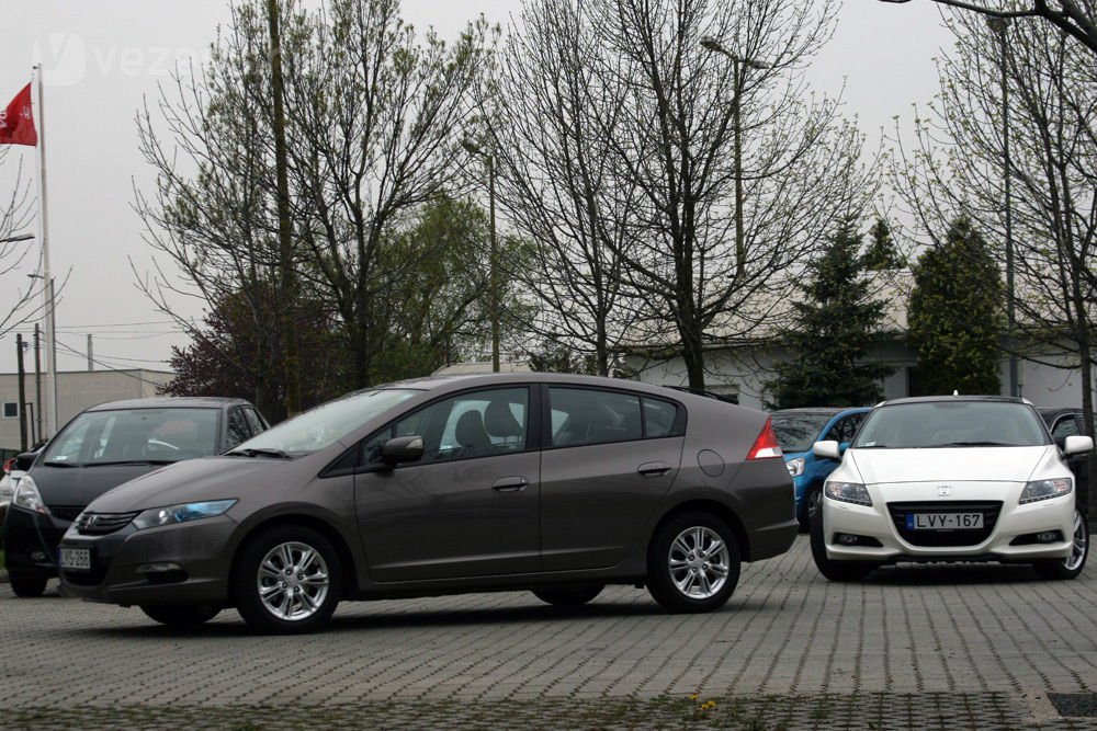 Hondás hibrid tartósteszt-maratonunk következő szereplője a CR-Z után a családbarátabb méretű Insight