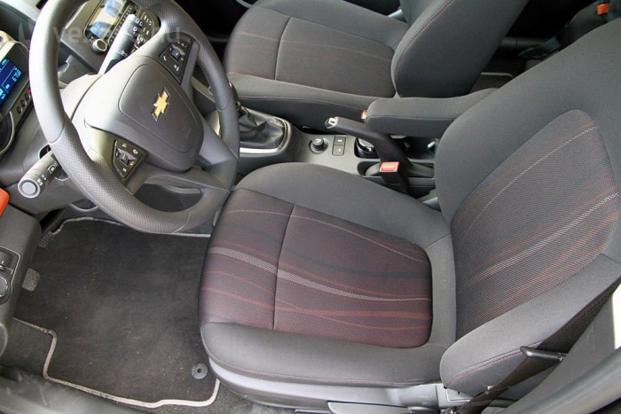 Mindent a szemnek, semmit a kéznek: Chevrolet Aveo 9 | Vezess Vékonyka könyöklőt kapott az Aveo, ami így is sokat dob a kényelmen