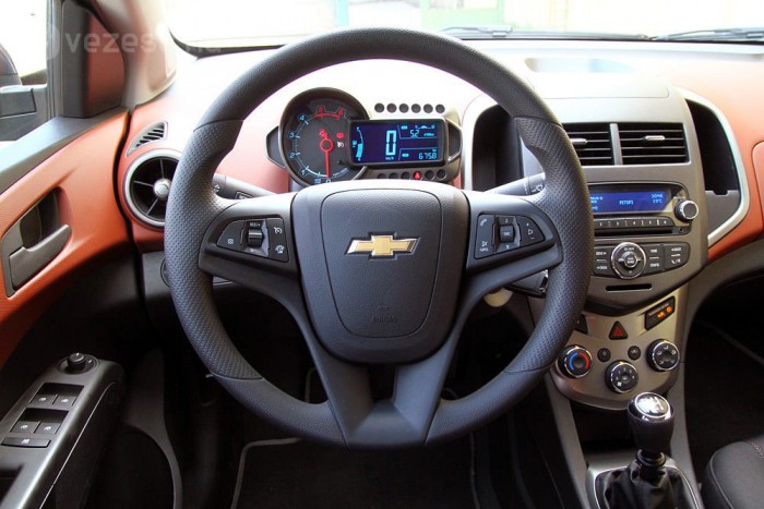 Mindent a szemnek, semmit a kéznek: Chevrolet Aveo 8 | Vezess Jó fogású a kormány