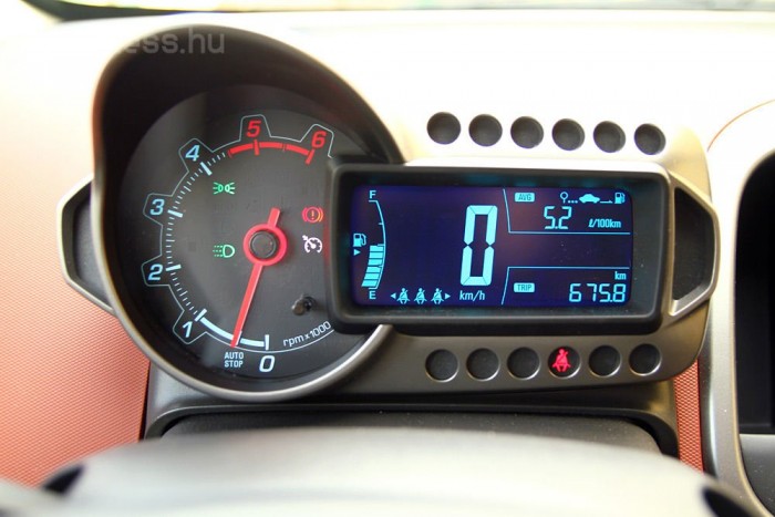 Mindent a szemnek, semmit a kéznek: Chevrolet Aveo 10 | Vezess Jópofa, egyedi műszerfal, nehézkes fedélzeti számítógép-kezeléssel