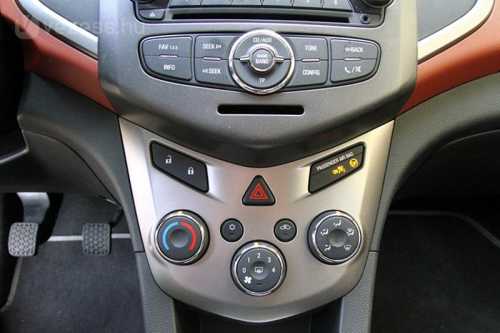 Mindent a szemnek, semmit a kéznek: Chevrolet Aveo 12 | Vezess Kicsiny vészvillogó a gombkupac közepén