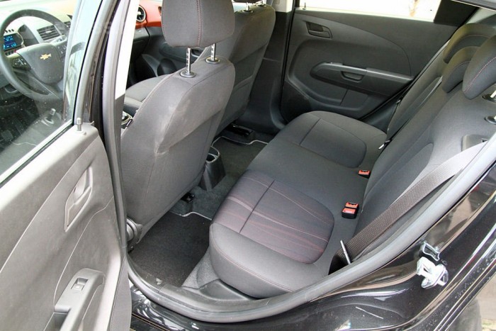 Mindent a szemnek, semmit a kéznek: Chevrolet Aveo 11 | Vezess Nem fenyeget klausztrofóbiás roham a hátsó ülésen