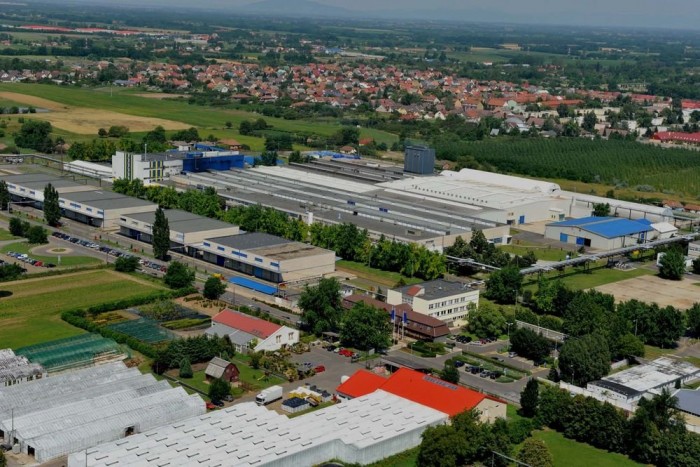 Magyar abroncsokat kap a Porsche 23 Az üzem madártávlatból, közel ezer ember dolgozik itt