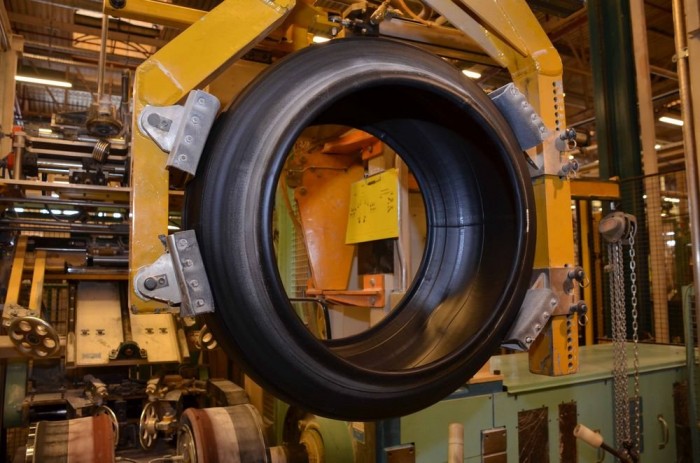 Magyar abroncsokat kap a Porsche 25 Ebben az üzemben nem a hatalmas mennyiségen, hanem a minőségen van a hangsúly