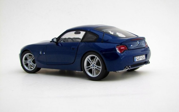 Régi versenygépeket idéző a klasszikus vonalú gácsérfenék