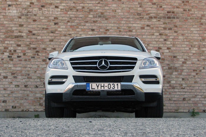 Két tanksapka egy Mercin 8 | Vezess A 21 és fél mázsás behemót a hatalmas csillaggal még akkor is respektet kelt, ha csak egy négyhengeres taximotor ketyeg benne